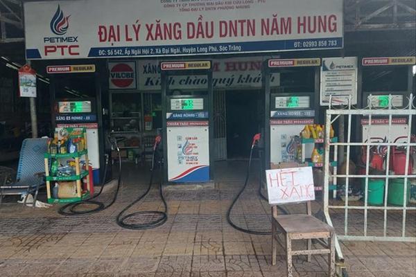 Chủ cây xăng phải đi mua từng chai để dùng-1