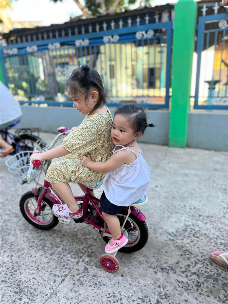 Quý tử Lê Dương Bảo Lâm đeo vàng nặng tay dù mới 2 tháng tuổi-11