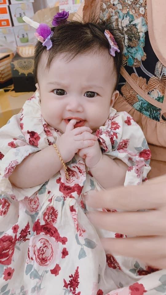 Quý tử Lê Dương Bảo Lâm đeo vàng nặng tay dù mới 2 tháng tuổi-8