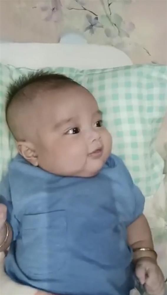 Quý tử Lê Dương Bảo Lâm đeo vàng nặng tay dù mới 2 tháng tuổi-3