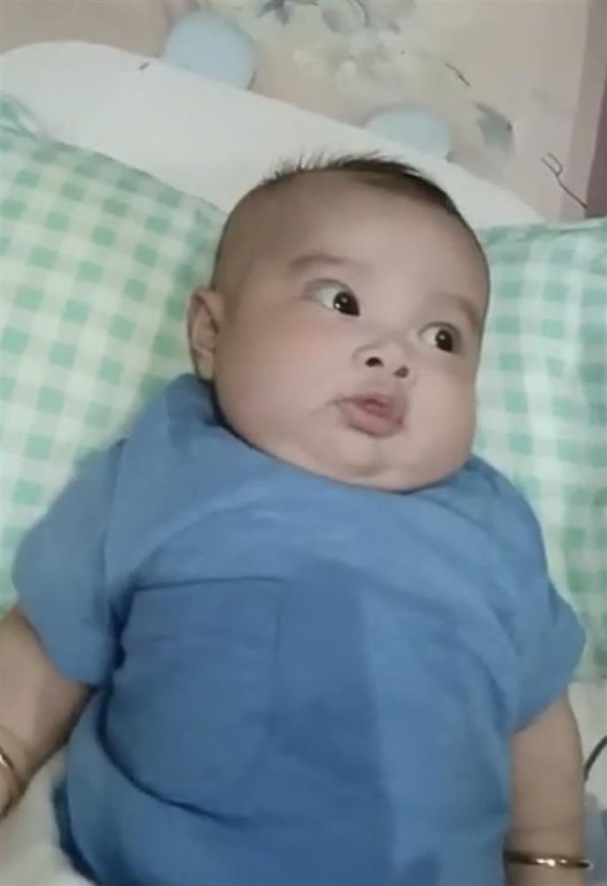 Quý tử Lê Dương Bảo Lâm đeo vàng nặng tay dù mới 2 tháng tuổi-4