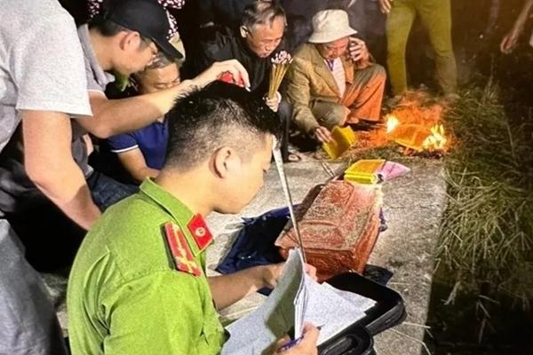 Đào trộm hài cốt mới an táng hơn 1 tháng, tống tiền 300 triệu-1