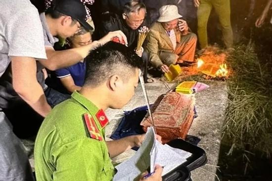Đào trộm hài cốt mới an táng hơn 1 tháng, tống tiền 300 triệu