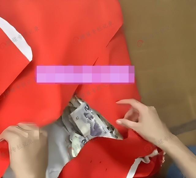 Cô dâu nhận phong bì dày cộm từ bạn trai cũ, choáng váng khi mở ra xem-2