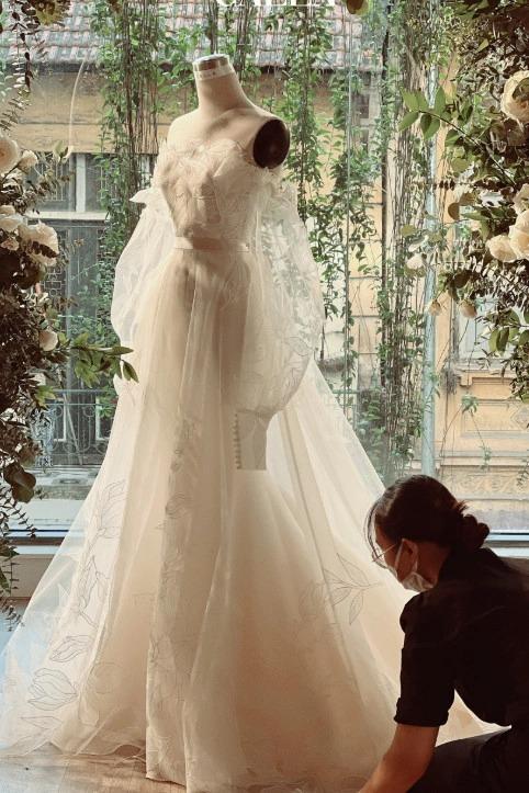 Trước giờ G Ngắm nhìn 1 trong 3 chiếc váy cưới của Á hậu Thuý Vân Chiếc váy  cưới đặc biệt mang tên nàng  Phong cách sao  Việt Giải Trí