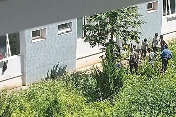 Ghế đá đổ khiến 1 học sinh tiểu học tử vong-2