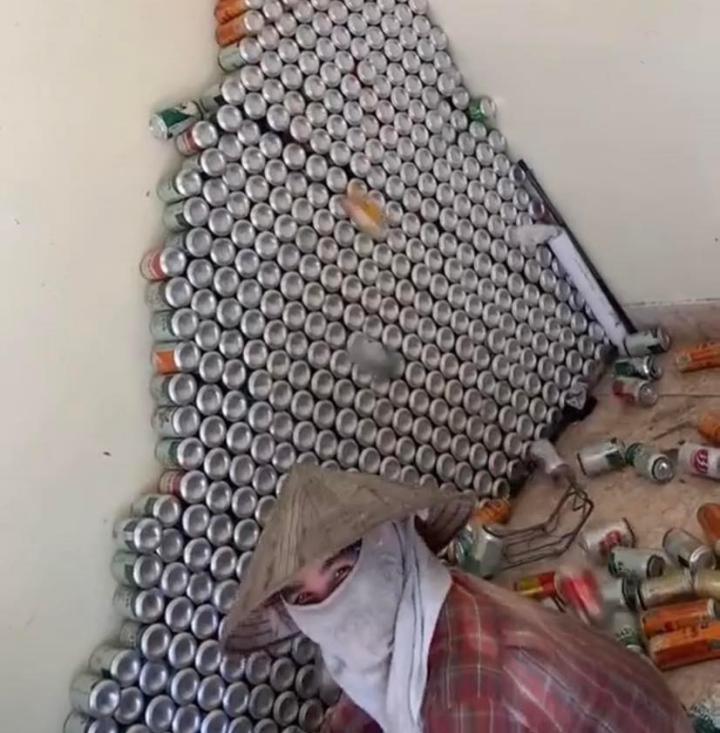 Nổi da gà đống vỏ lon bia chất cao như kim tự tháp trong phòng trọ-2