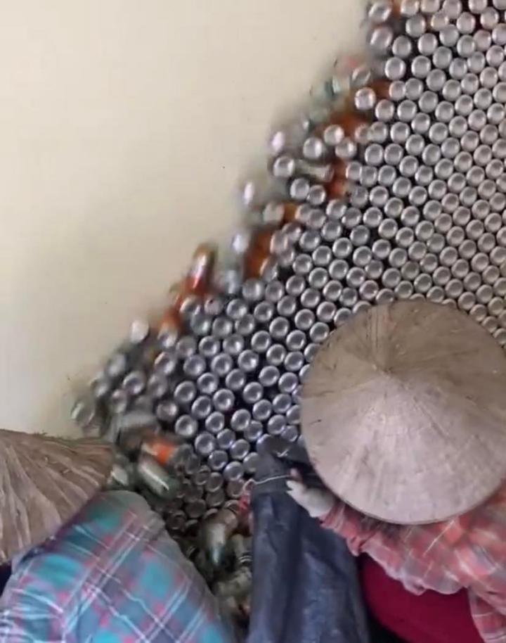 Nổi da gà đống vỏ lon bia chất cao như kim tự tháp trong phòng trọ-3