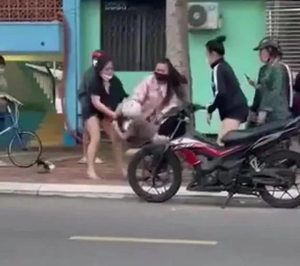 CLIP: Nữ sinh lớp 10 bị đánh hội đồng, kéo lê trên đường-1