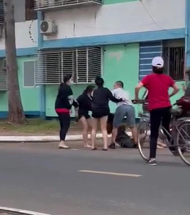 CLIP: Nữ sinh lớp 10 bị đánh hội đồng, kéo lê trên đường-2