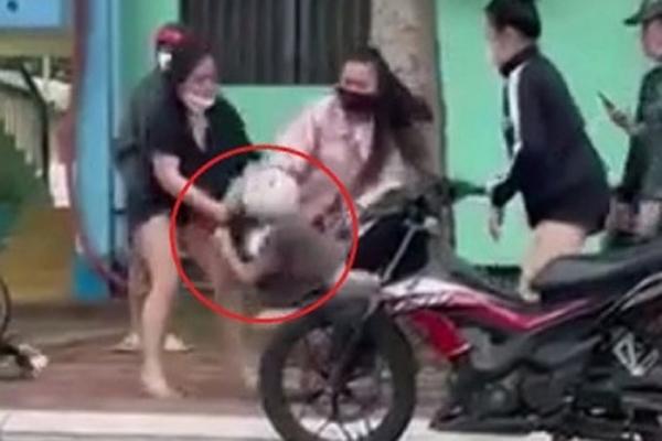 Nữ sinh bị đánh hội đồng, bạn đứng đếm thiếu 4 cái nữa là đủ 15 cái-3