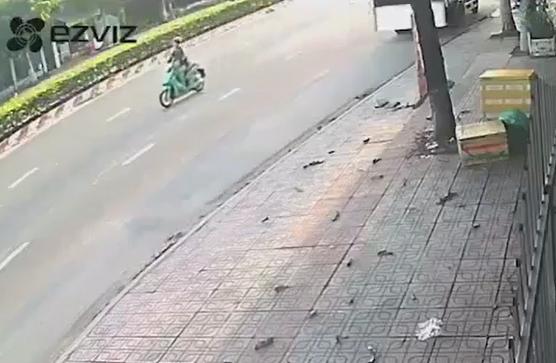 Đi ngược chiều bị tông bay người, mẹ cố bò về phía con mà bất lực-1