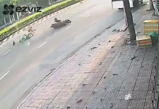 Đi ngược chiều bị tông bay người, mẹ cố bò về phía con mà bất lực-2