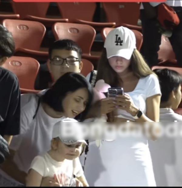 Vợ Bùi Tiến Dũng mặc táo bạo, vác bụng bầu ra sân cổ vũ chồng-3