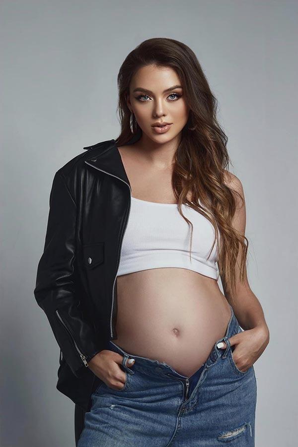 Vợ Bùi Tiến Dũng mặc táo bạo, vác bụng bầu ra sân cổ vũ chồng-9