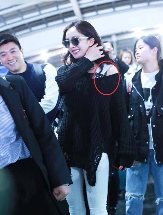 Dương Mịch bị tụt áo, hành động chứng minh bản lĩnh sao hàng đầu-2