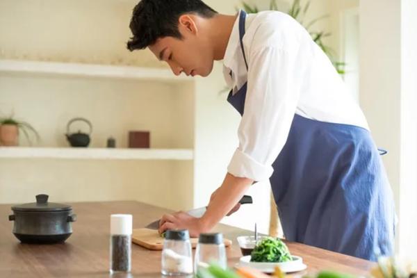 Chồng chỉ thích ở nhà làm nội trợ-1