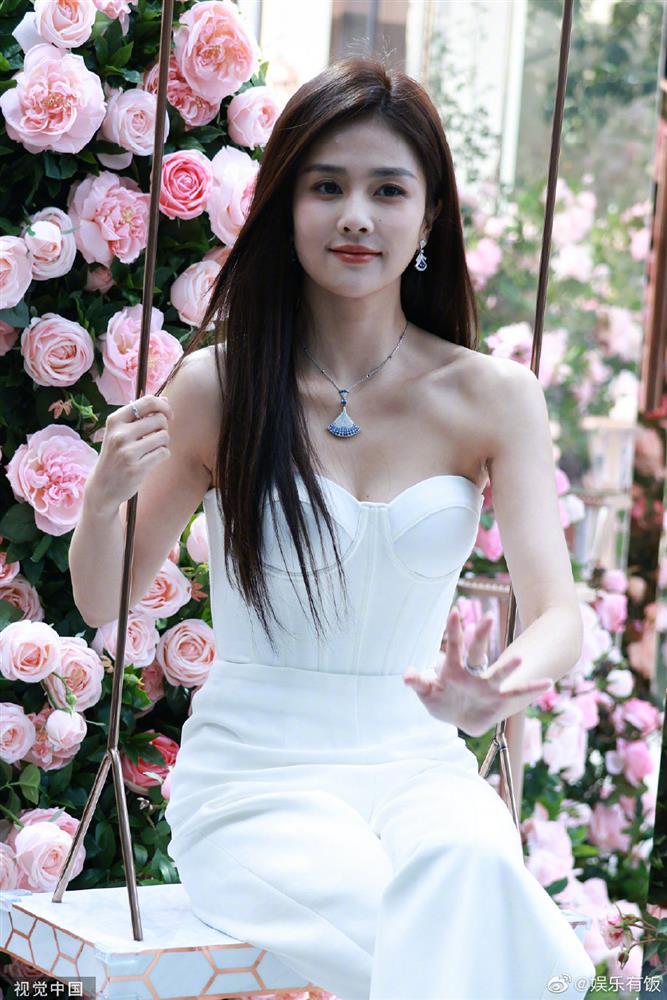 Siêu mẫu Lưu Văn gầy trơ xương, Bạch Lộc sáng khung hình-6