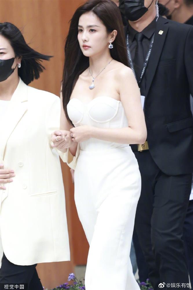 Siêu mẫu Lưu Văn gầy trơ xương, Bạch Lộc sáng khung hình-7