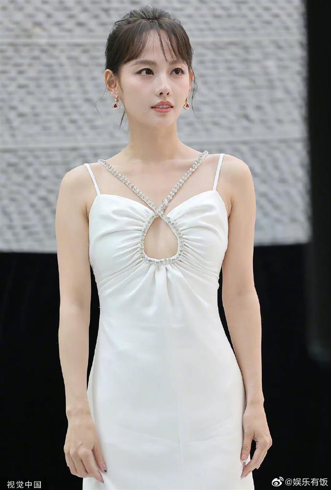 Siêu mẫu Lưu Văn gầy trơ xương, Bạch Lộc sáng khung hình-8