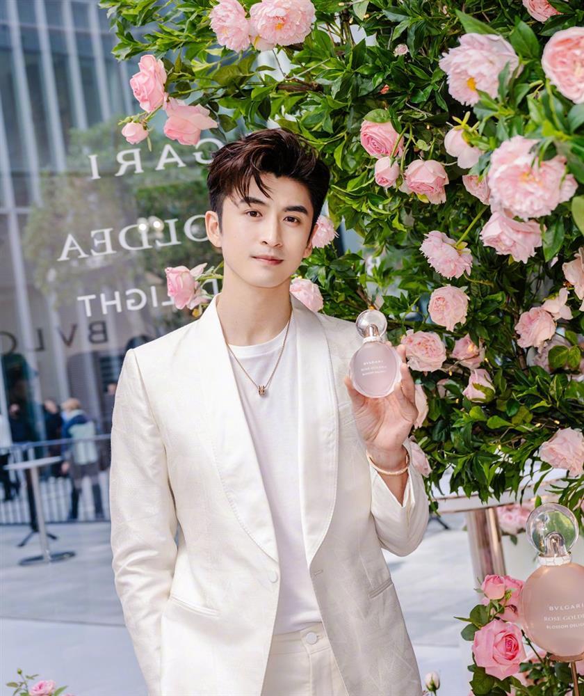 Siêu mẫu Lưu Văn gầy trơ xương, Bạch Lộc sáng khung hình-10