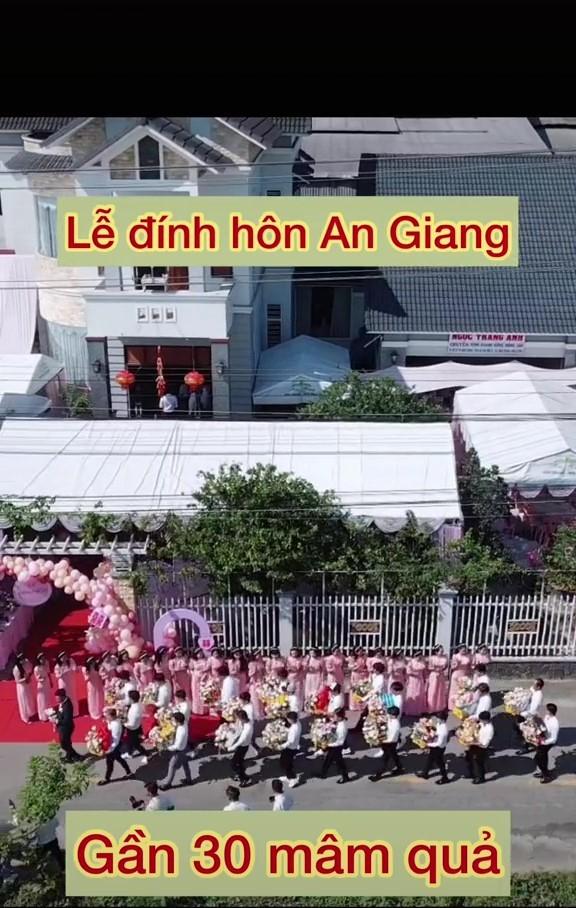 Đính hôn khủng ở miền Tây: 30 mâm sính lễ nối dài-1