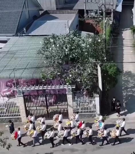 Đính hôn khủng ở miền Tây: 30 mâm sính lễ nối dài-3