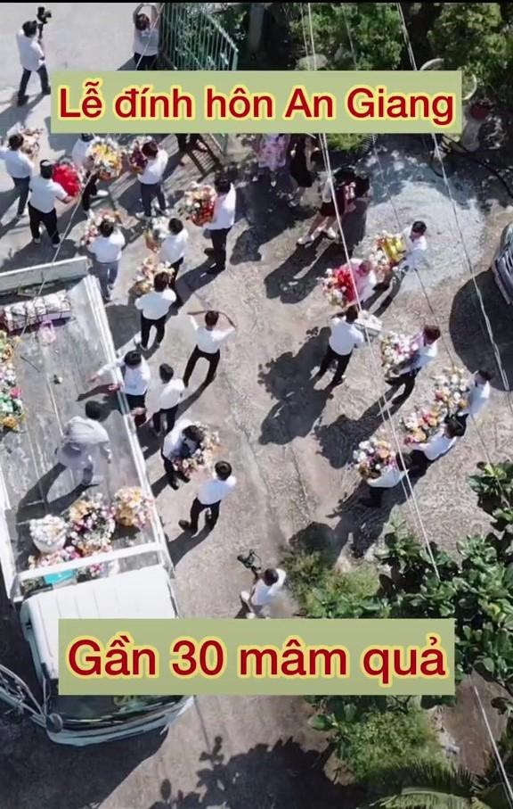 Đính hôn khủng ở miền Tây: 30 mâm sính lễ nối dài-4