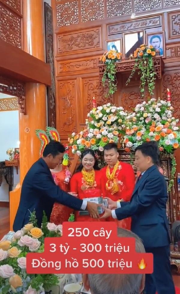 Đính hôn khủng ở miền Tây: 30 mâm sính lễ nối dài-7