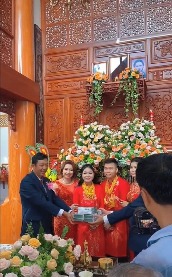 Đính hôn khủng ở miền Tây: 30 mâm sính lễ nối dài-8