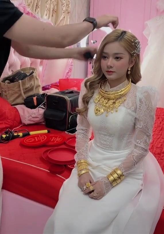 Danh tính Tiktoker miền Tây vàng đeo kín cổ gây bão MXH-2