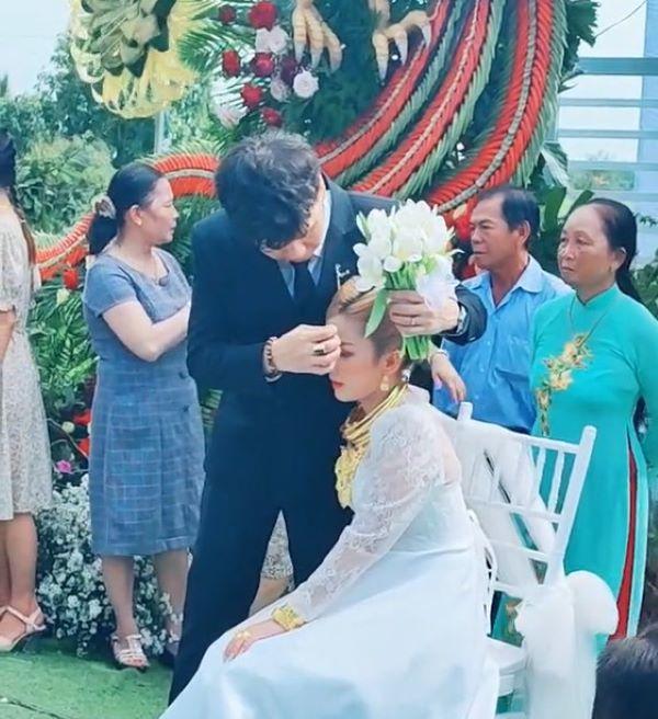 Danh tính Tiktoker miền Tây vàng đeo kín cổ gây bão MXH-4