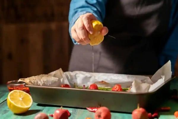 Tuyệt chiêu làm chanh đào ngâm mật ong trị ho ngày chuyển gió-7