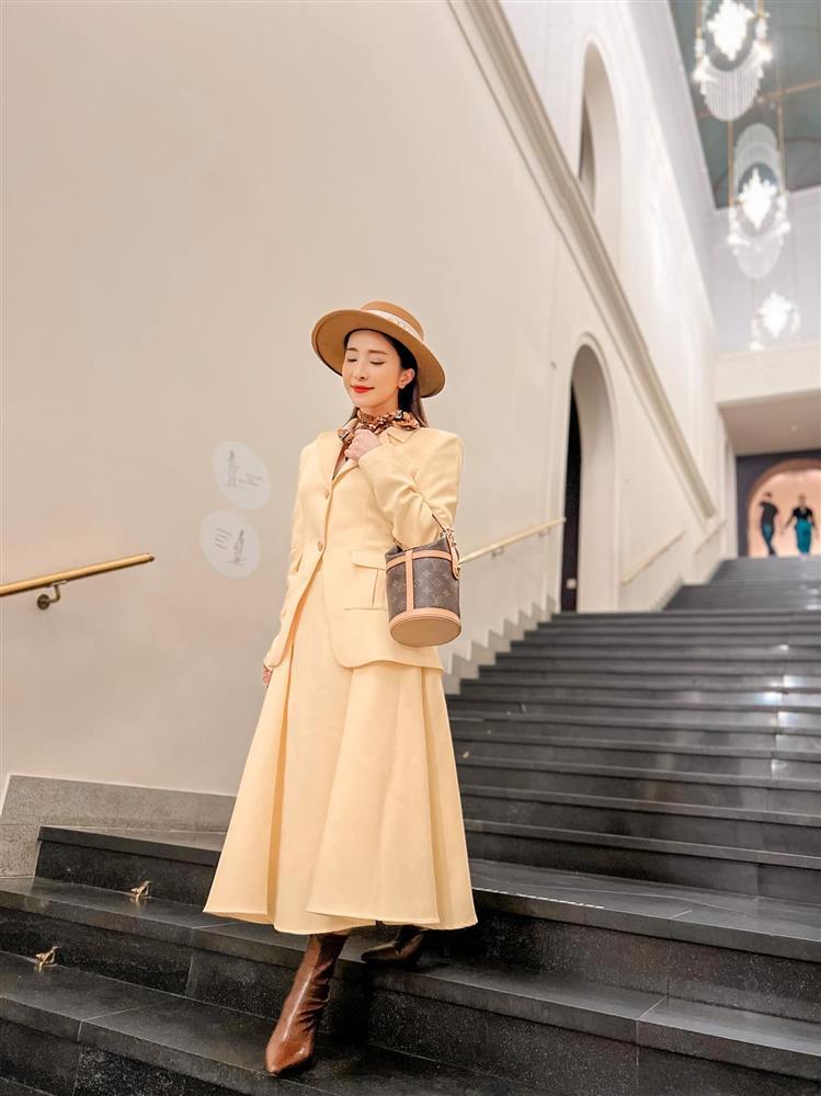 Quỳnh Nga hết hở bạo, chuyển style kín như bưng khi vi vu nước Nga-3