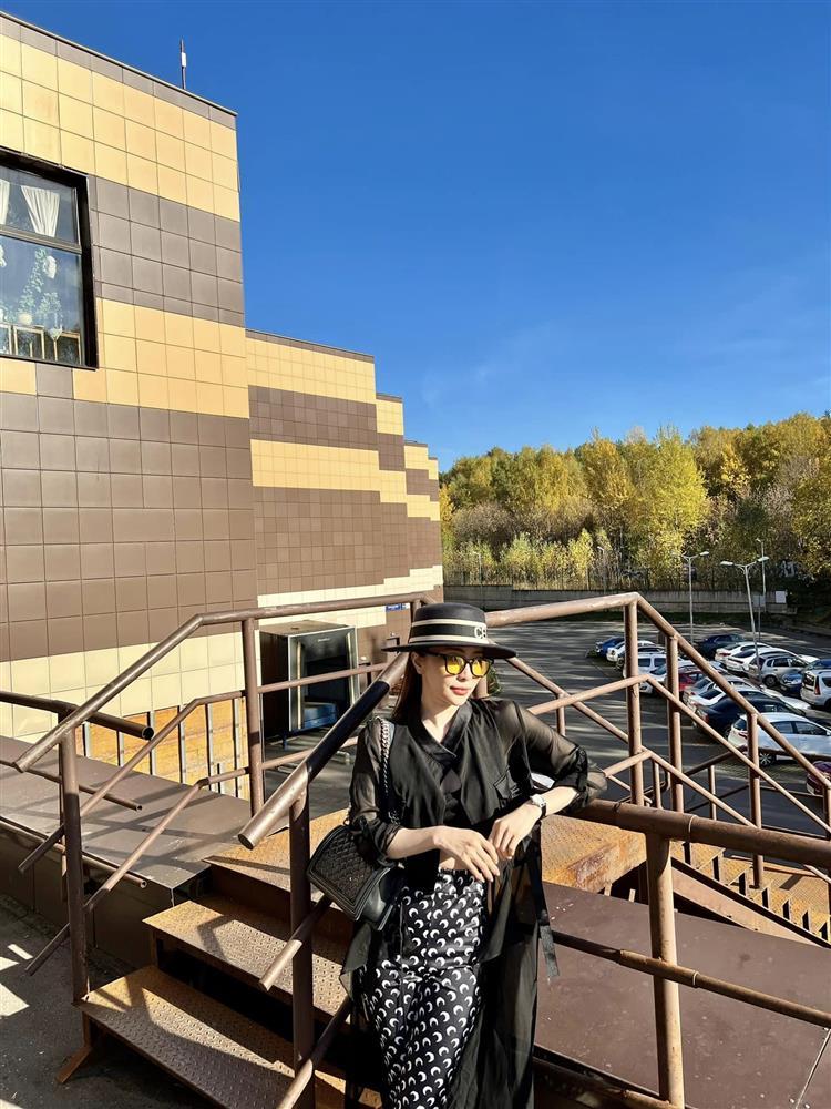 Quỳnh Nga hết hở bạo, chuyển style kín như bưng khi vi vu nước Nga-9