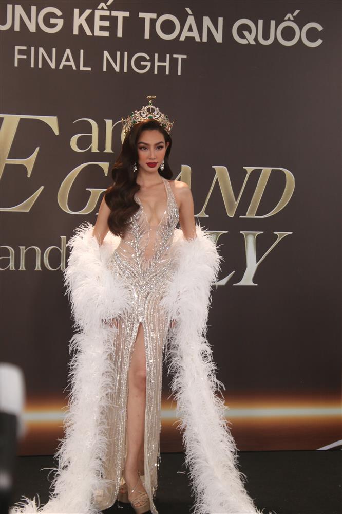 Lộ diện đầm final walk của Thùy Tiên ở chung kết Miss Grand 2022?-2