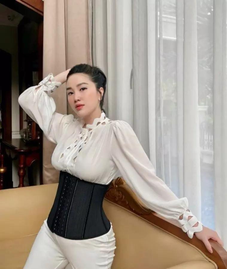 Lâm Khánh Chi lộ phụ kiện hack eo khi sang Thái Lan sửa giọng-10