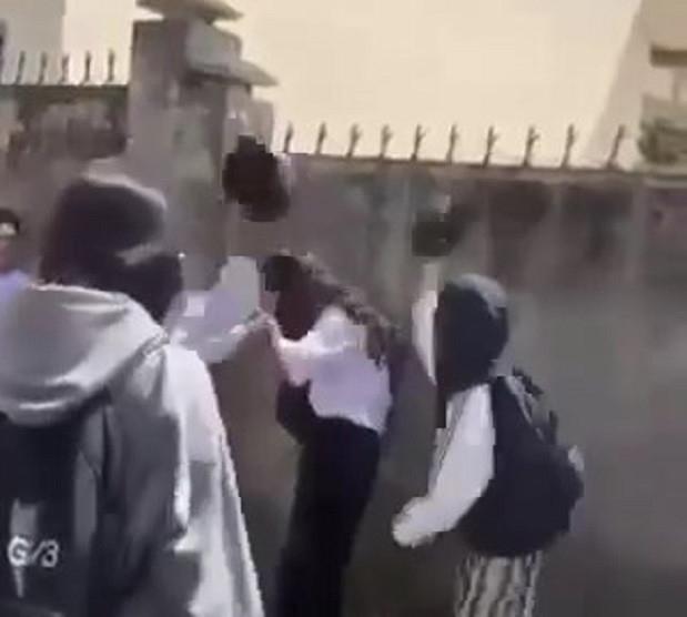 Nữ sinh bị đánh hội đồng, bạn đứng đếm thiếu 4 cái nữa là đủ 15 cái-2