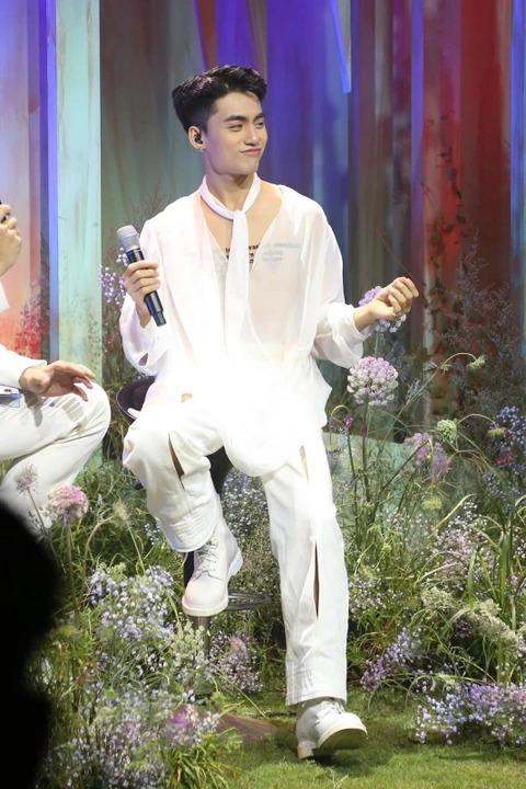 MONO mặc gì khi đi diễn? Nữ tính đến độ người nhìn đỏ mặt-2