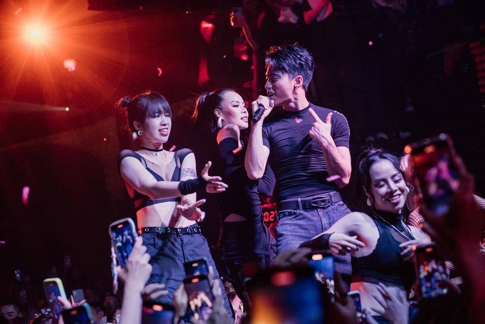 MONO mặc gì khi đi diễn? Nữ tính đến độ người nhìn đỏ mặt-6