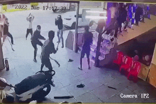 Đập phá ô tô, dùng cuốc đánh chủ xe tử vong trong rẫy cao su-2