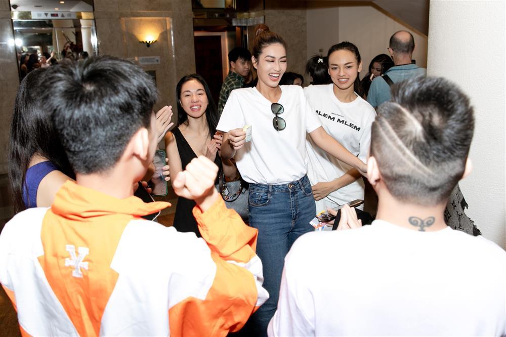 Chủ tịch Miss Grand xém kêu cứu trước nhan sắc thật Mai Ngô-8