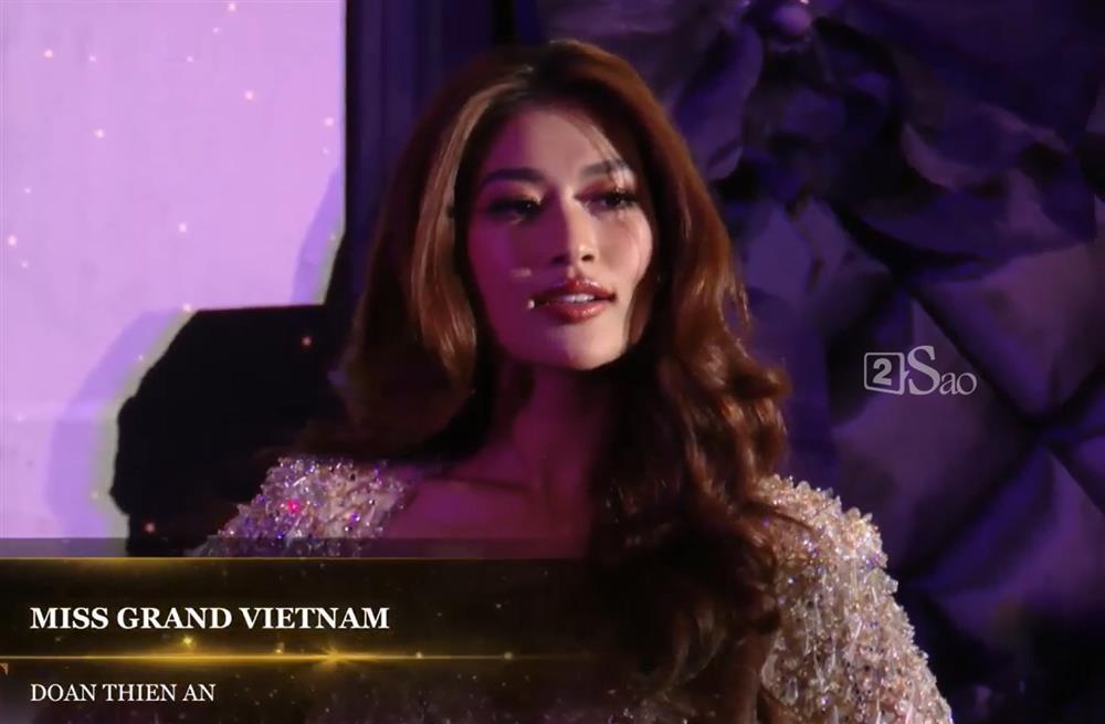 Thảm đỏ chung kết Miss Grand: Thiên Ân và Thùy Tiên tỏa sáng-15