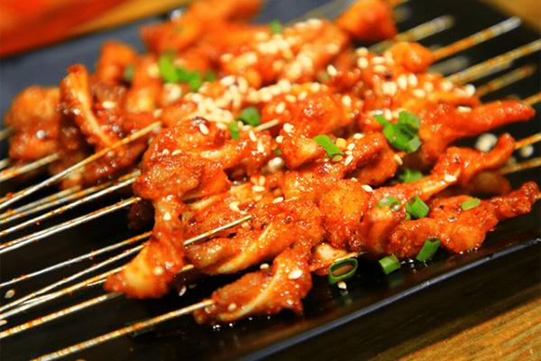 Chàng trai chế xe thịt nướng kiêm đàn piano độc đáo, vừa ăn vừa chill-7