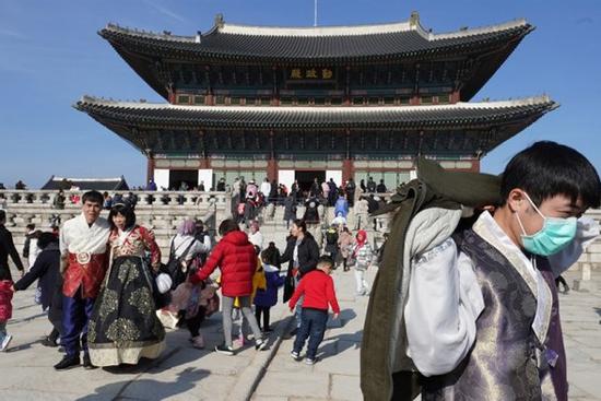 Bộ Ngoại giao lên tiếng vụ 100 du khách Việt mất liên lạc ở Hàn