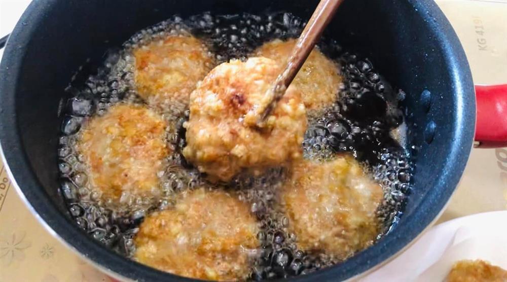 Cách làm món chả cốm Hà Nội dẻo thơm, vàng rụm của mẹ đảm-6