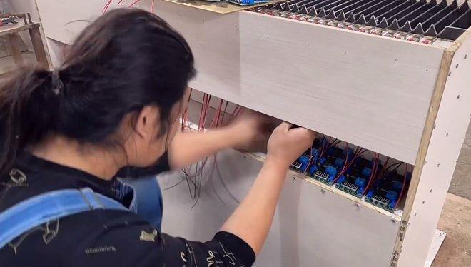 Chàng trai chế xe thịt nướng kiêm đàn piano độc đáo, vừa ăn vừa chill-2