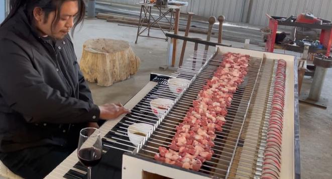 Chàng trai chế xe thịt nướng kiêm đàn piano độc đáo, vừa ăn vừa chill-3