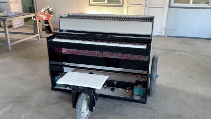 Chàng trai chế xe thịt nướng kiêm đàn piano độc đáo, vừa ăn vừa chill-4