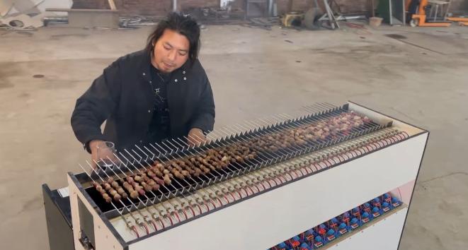 Chàng trai chế xe thịt nướng kiêm đàn piano độc đáo, vừa ăn vừa chill-6